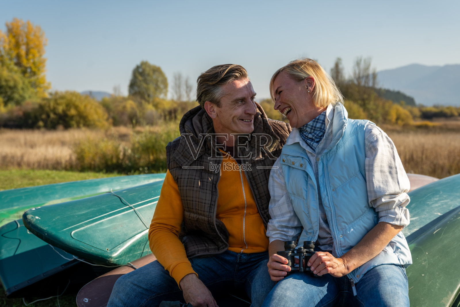 乘独木舟在湖上游览。照片摄影图片