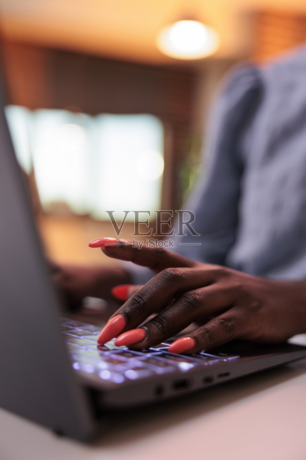 女人在笔记本电脑键盘上打字,近距离看手照片摄影图片