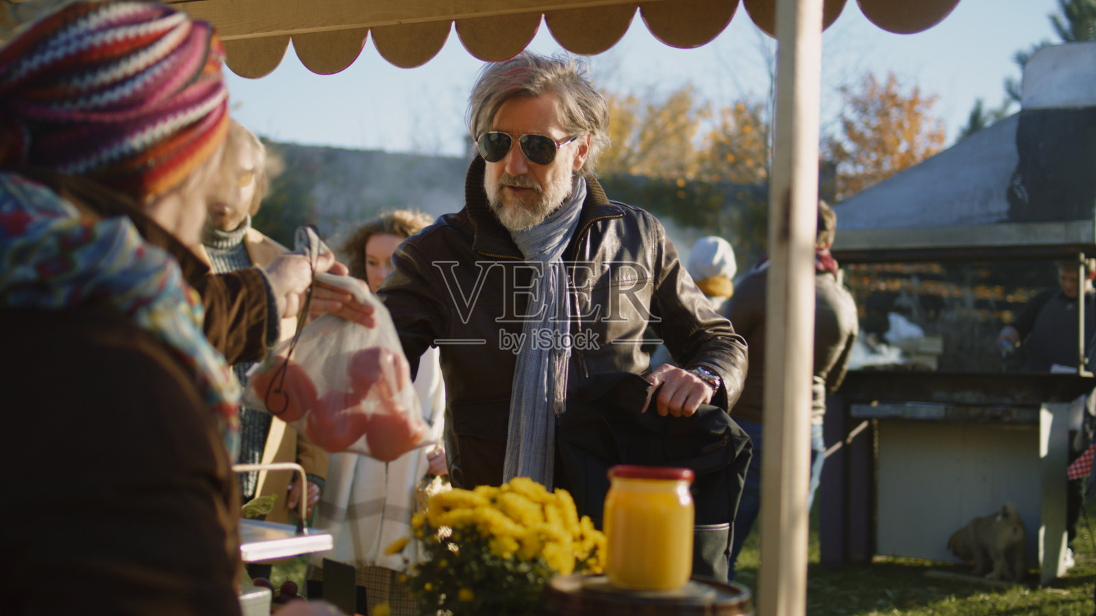 高级男子非接触式支付购物照片摄影图片