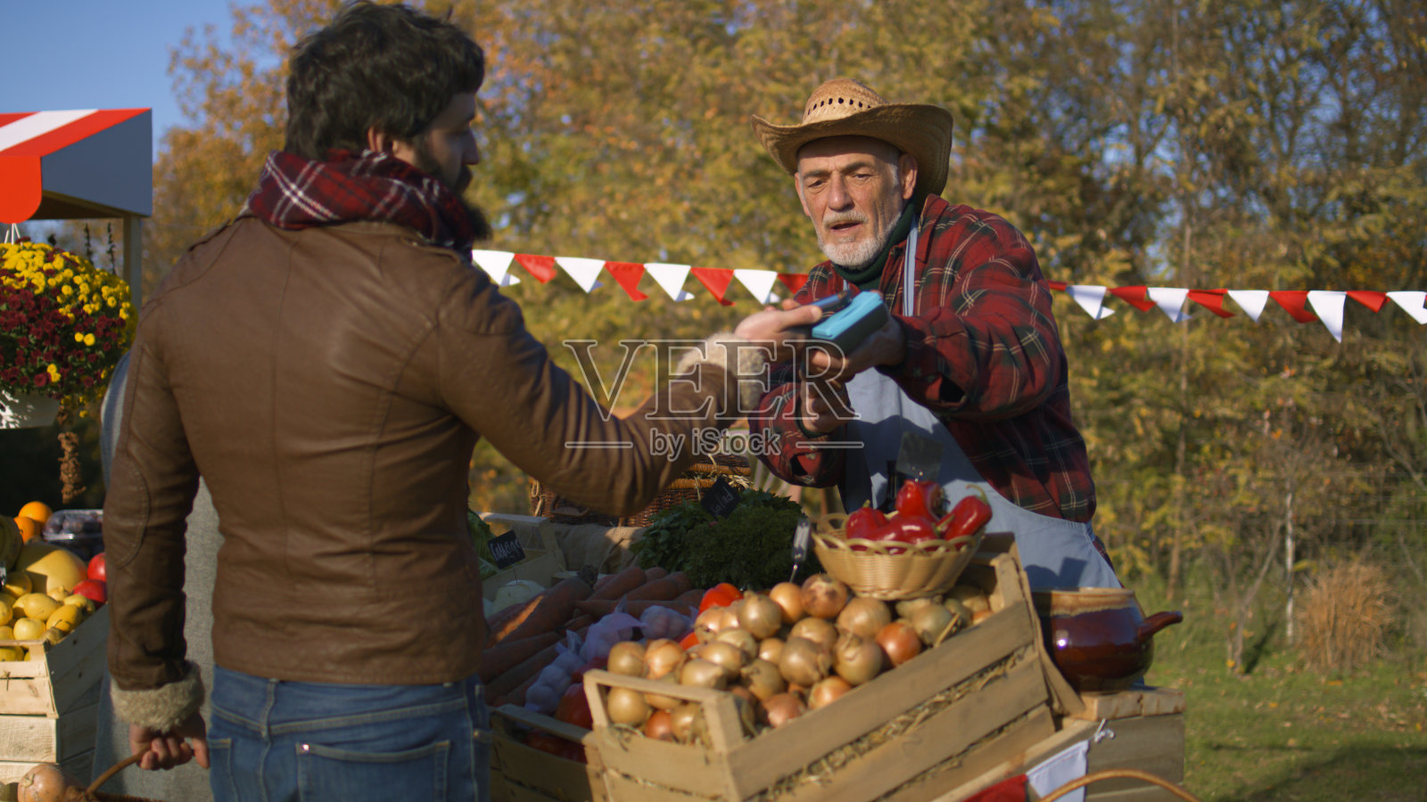 男子非接触式支付在农贸市场购买照片摄影图片