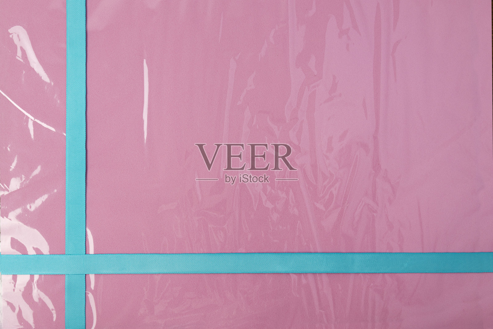 包装膜,粉色纸和蓝色丝带的俯视图照片摄影图片