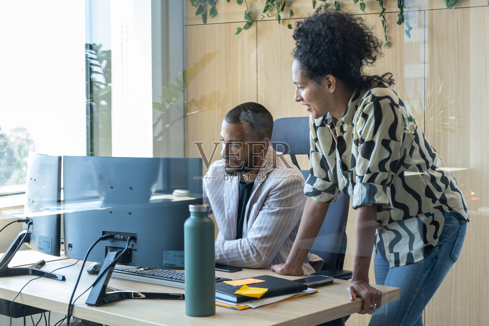 商务同事在办公室谈话。照片摄影图片