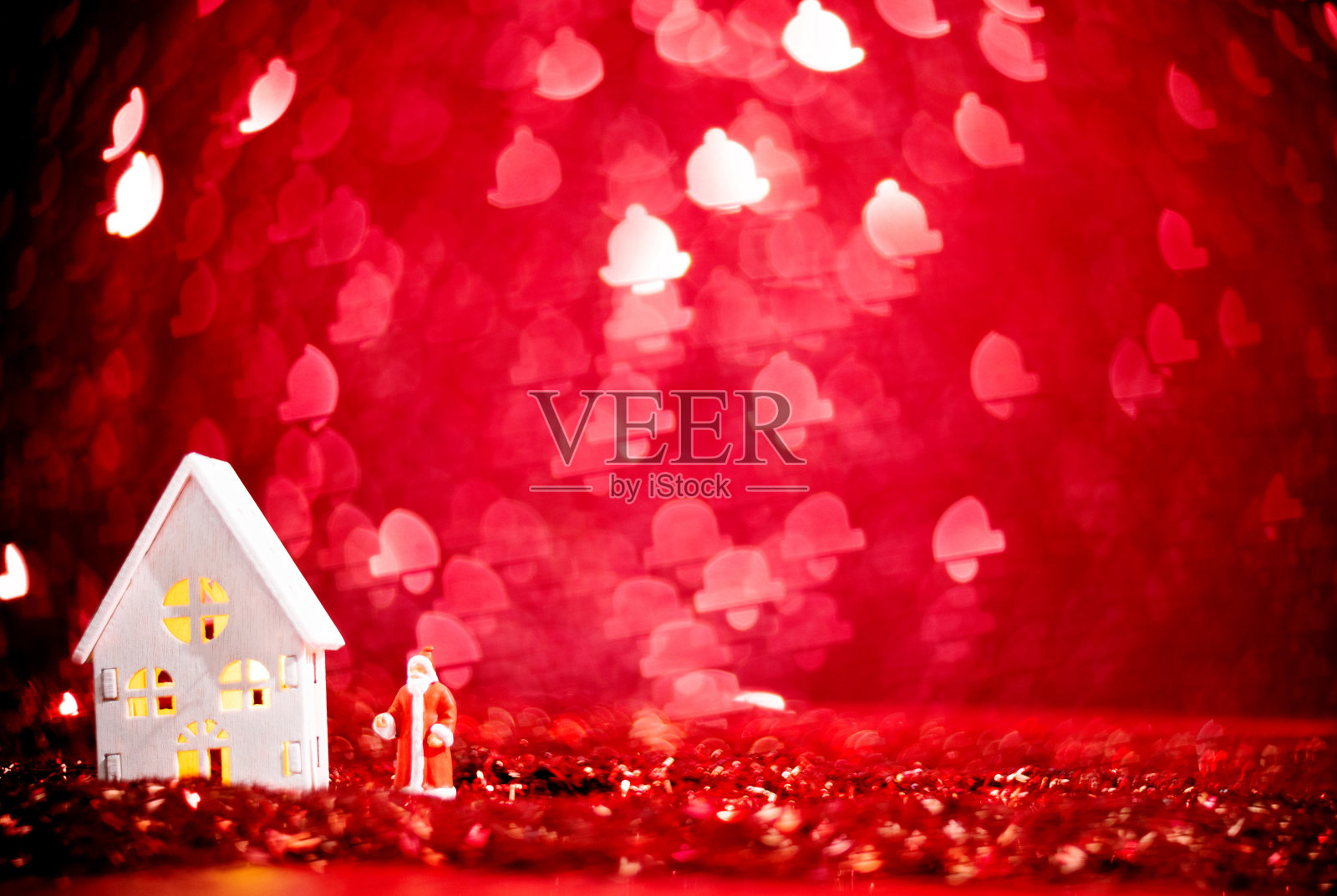 闪闪发光的背景上的圣诞小屋照片摄影图片