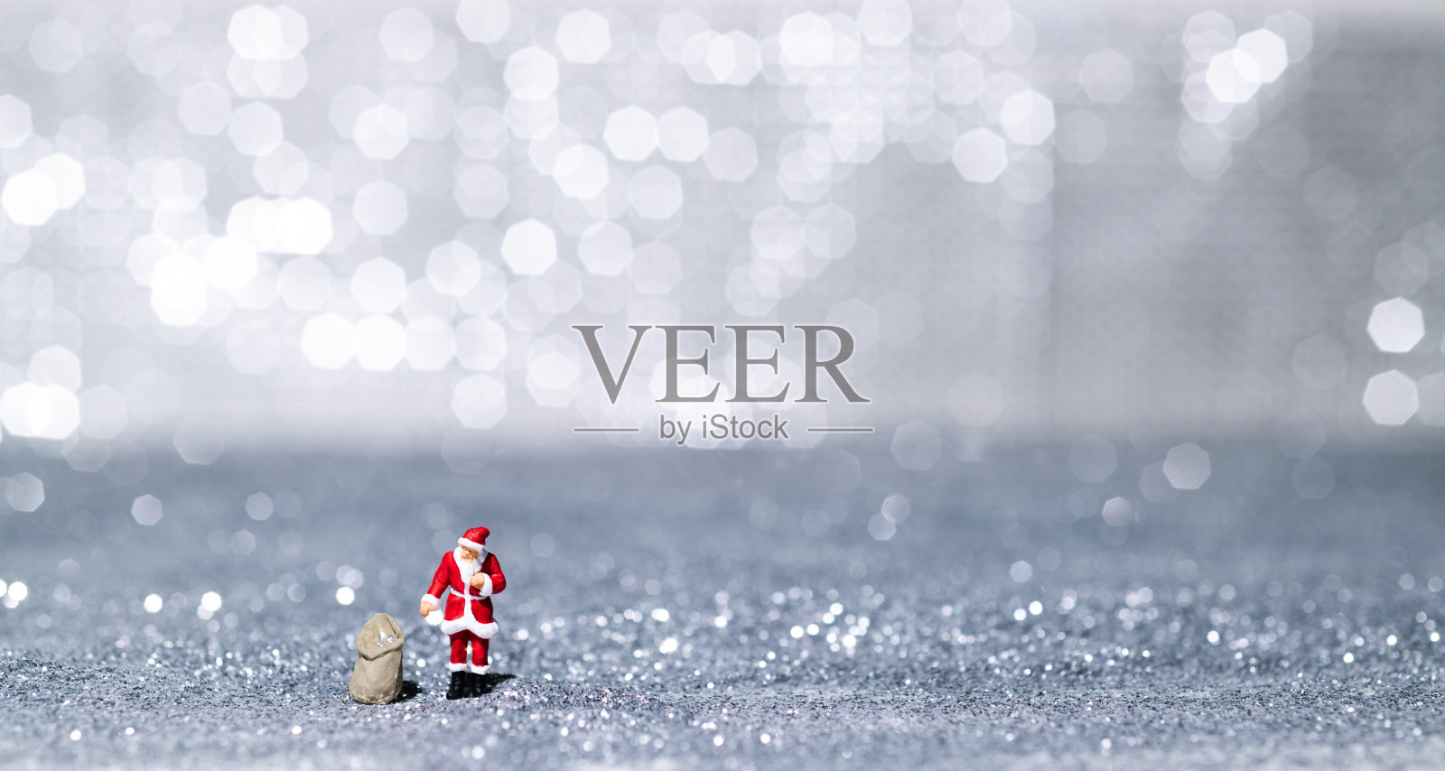 圣诞老人雕像在闪亮的背景照片摄影图片