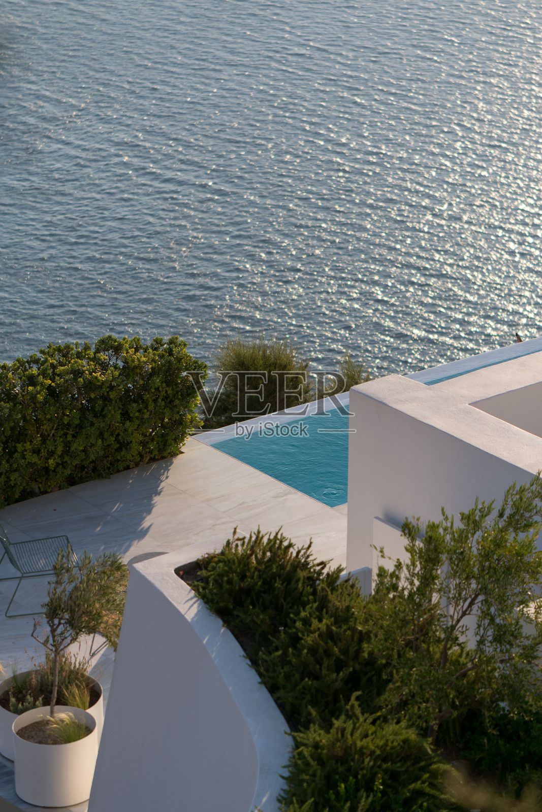 悬崖边的水池,面朝大海照片摄影图片