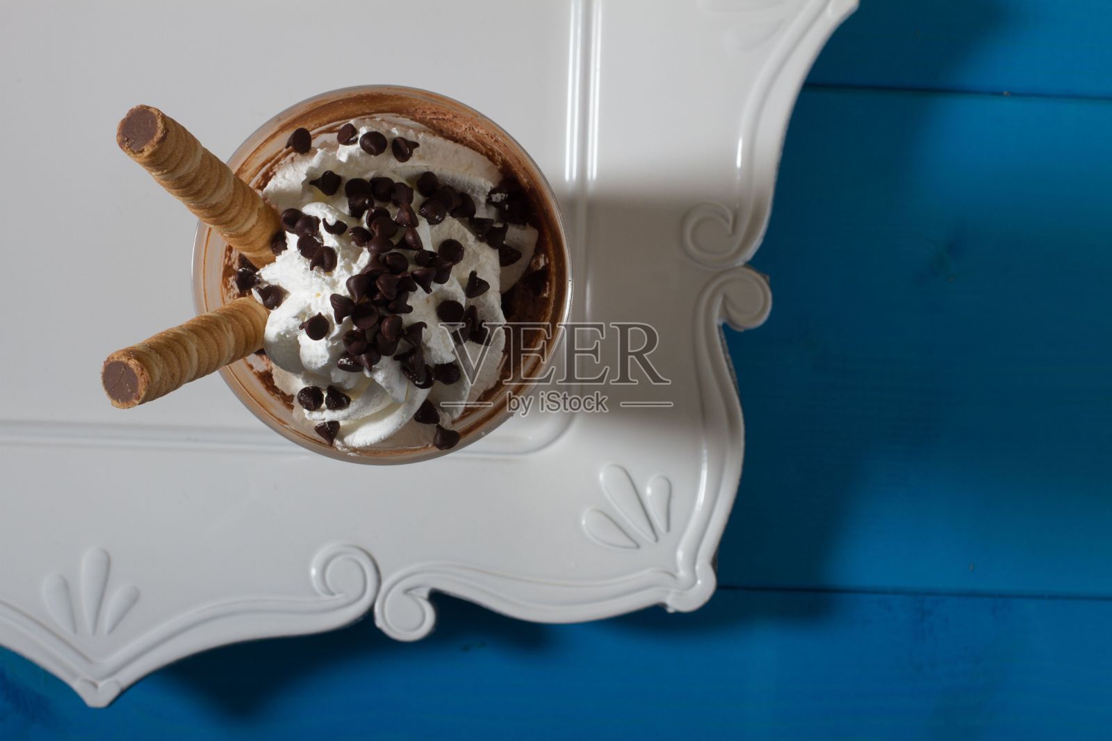 顶部视图的一杯美味的巧克力奶昔与鲜奶油和巧克力浇头照片摄影图片