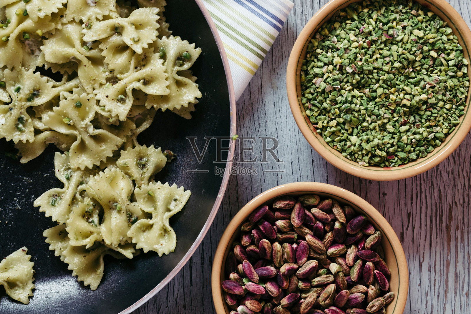 领结意面与开心果碗的俯视图照片摄影图片