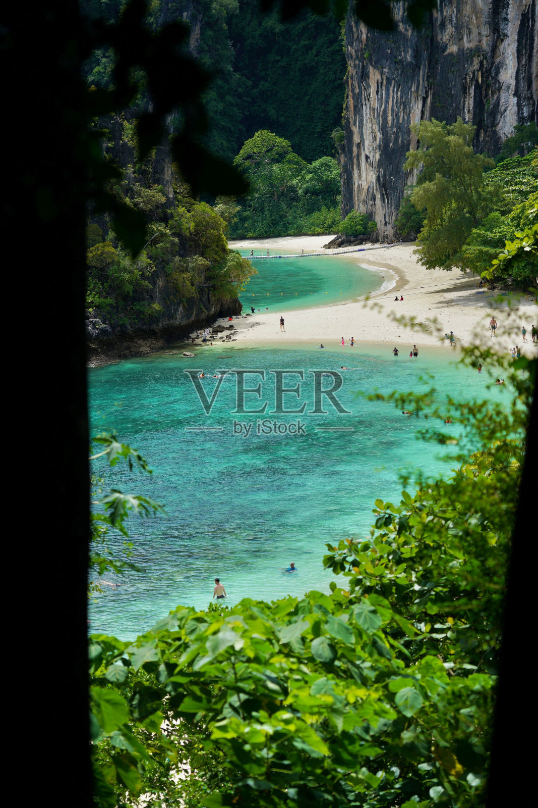 垂直拍摄的海滩与绿松石色的水环绕在甲米,泰国照片摄影图片