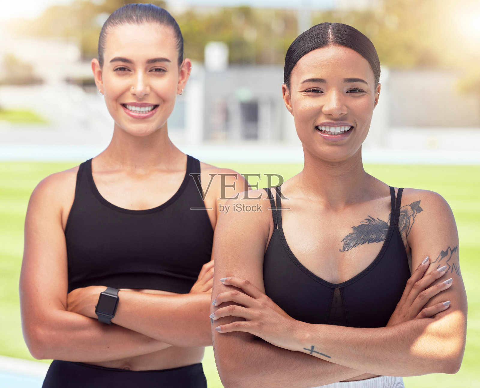 私人教练、健身教练或体育教练在跑步场上准备训练、锻炼和锻炼,带着激励的微笑。朋友们,健康快乐的女孩,拥有健康、愿景和使命的心态照片摄影图片