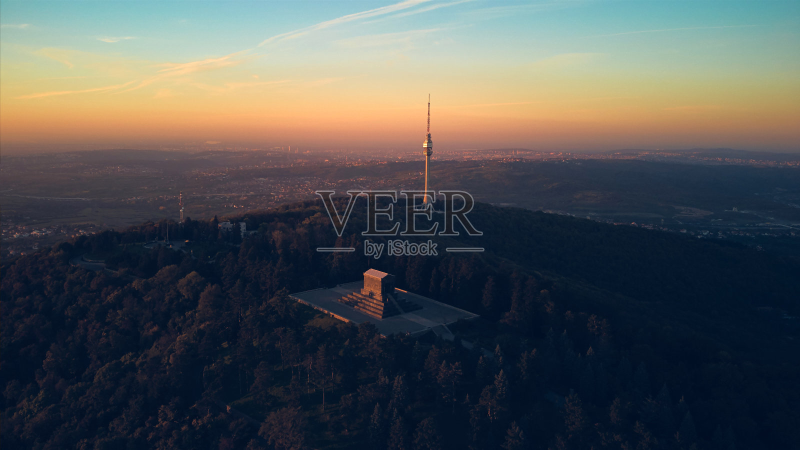 航拍的阿瓦拉山,通讯塔和无名英雄纪念碑,贝尔格莱德的象征,塞尔维亚。照片摄影图片