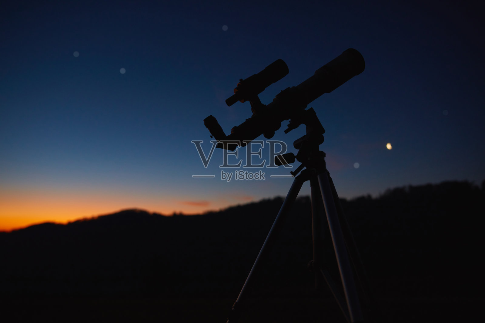 天文望远镜,用于观测夜空、月亮、行星、恒星和流星。照片摄影图片