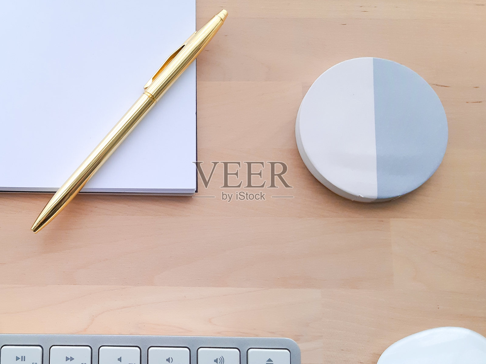 办公桌及商务物件,居家办公场景照片摄影图片