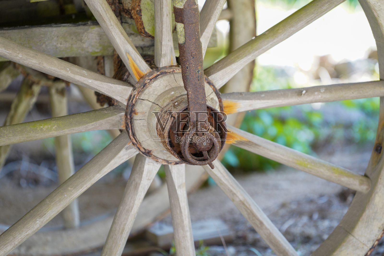 一辆旧马车车轮的特写镜头照片摄影图片