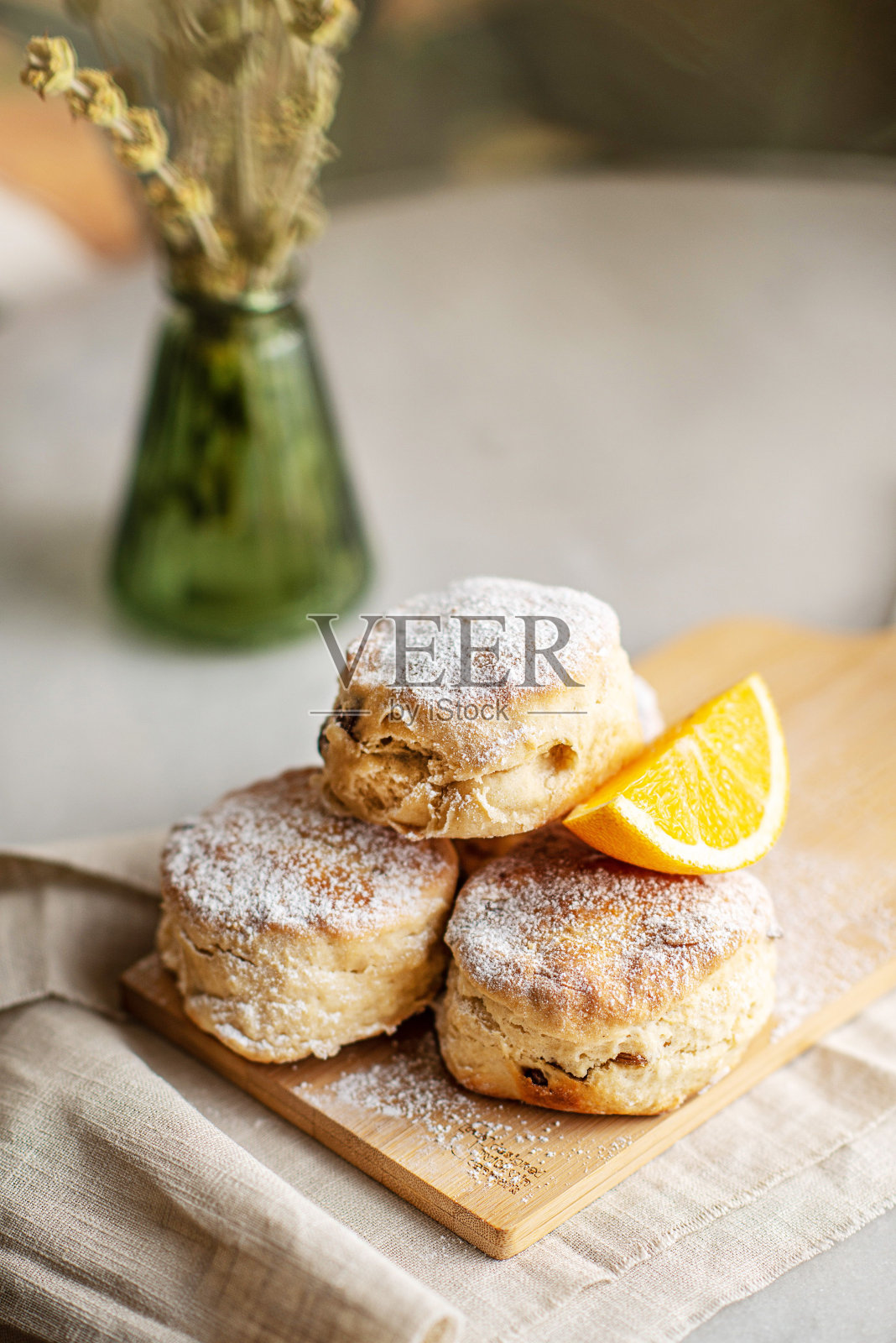 在厨房木板上烤英式烤饼的特写照片摄影图片