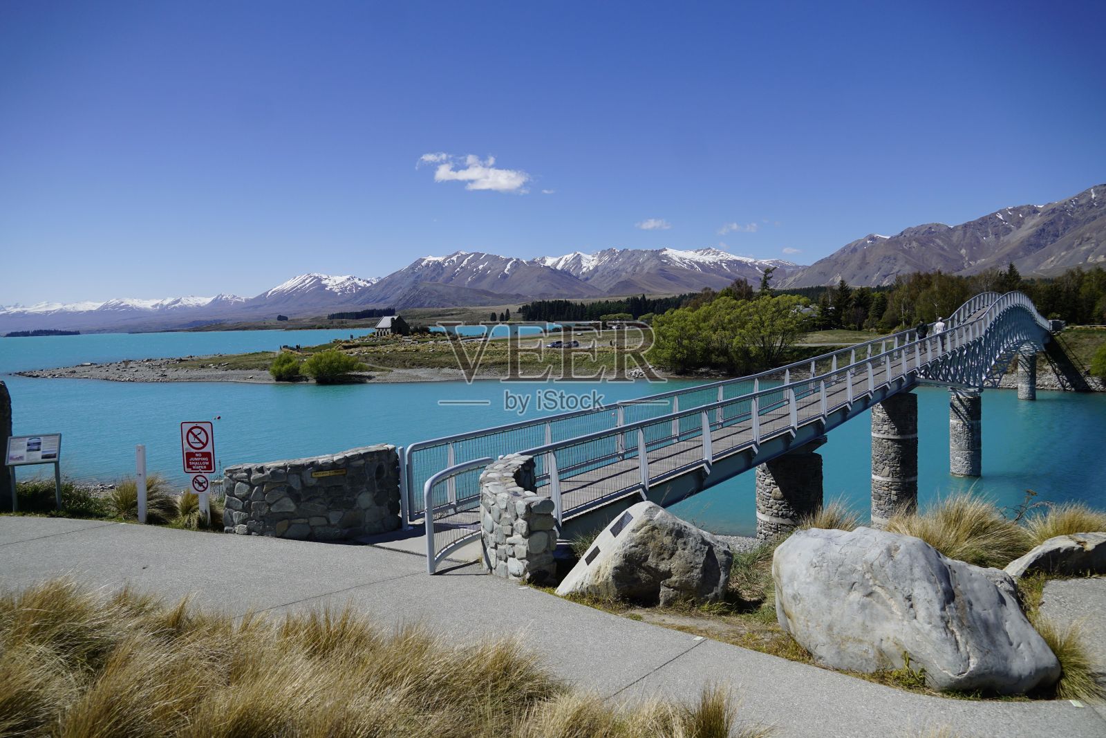 新西兰南岛的Tekapo和一座桥。照片摄影图片