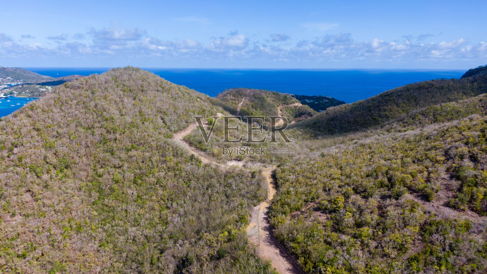 阳光明媚的安提瓜和巴布达岛上的蓝色海湾和英国港照片摄影图片
