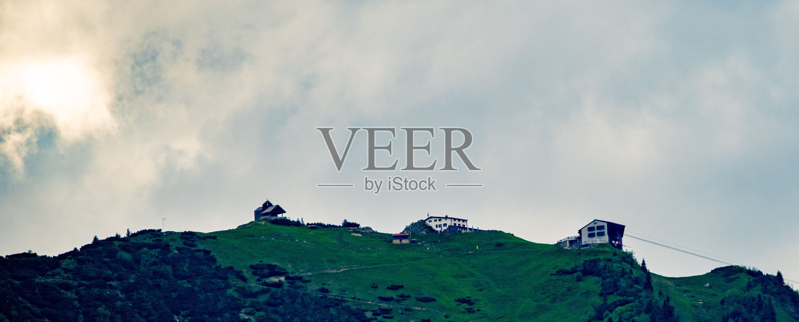 多云天空下的美丽风景照片摄影图片