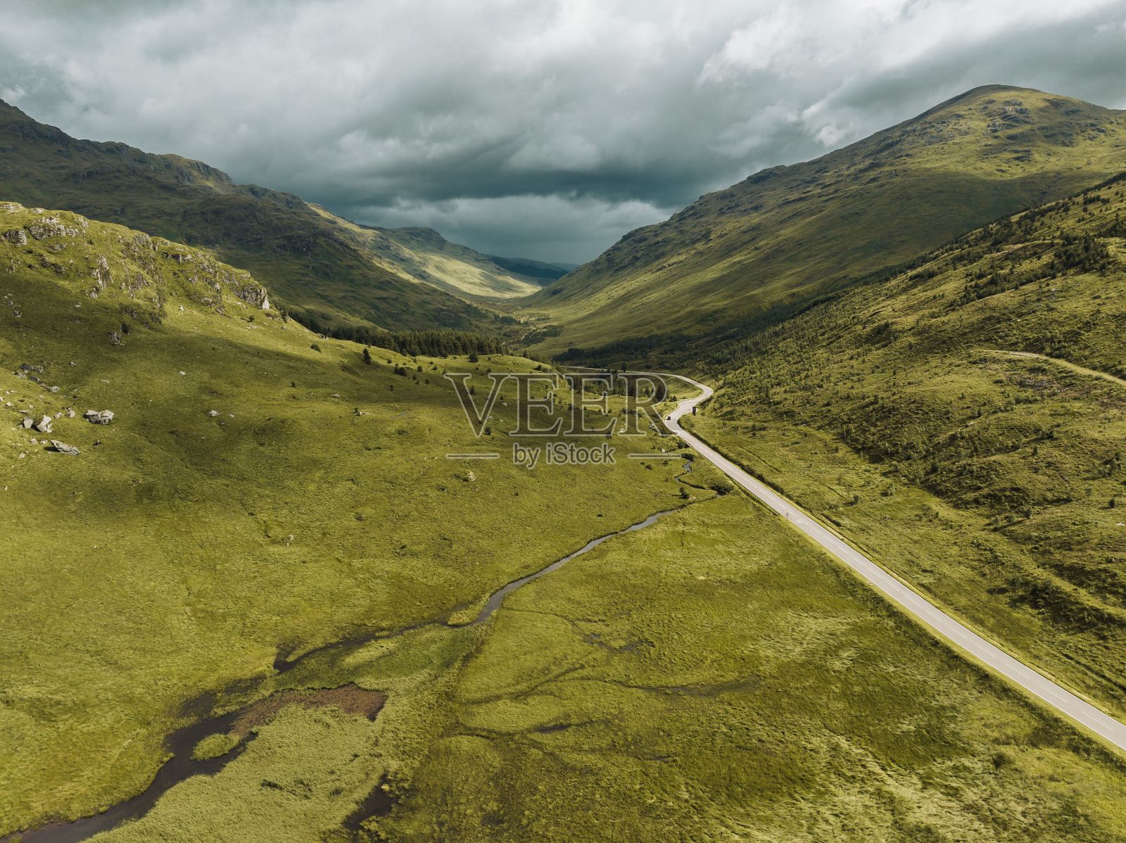 多云天俯瞰美丽的苏格兰高地照片摄影图片