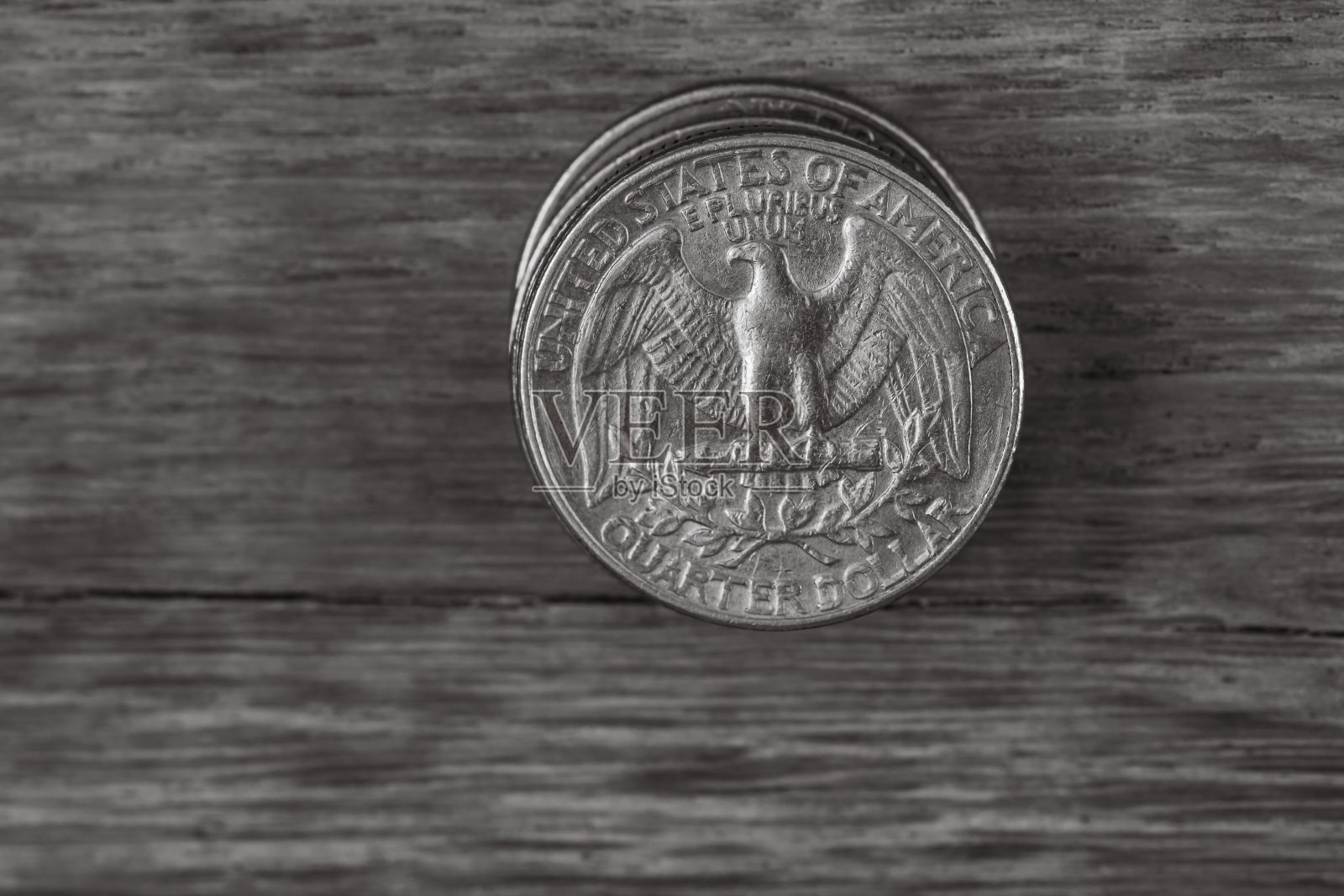 近距离黑白镜头的细节金属钱硬币在一个木制表面照片摄影图片