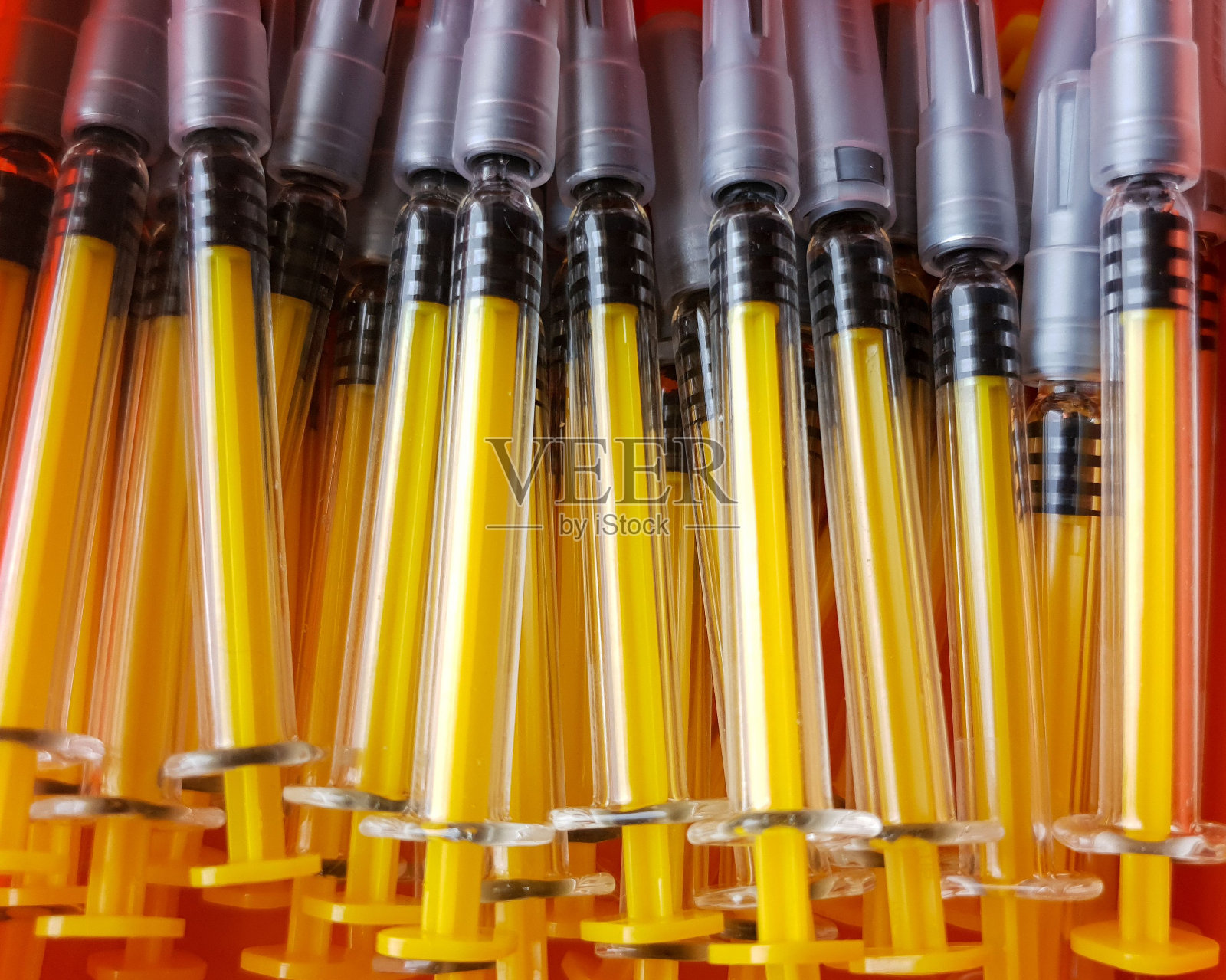 盒子里黄色注射器的特写镜头照片摄影图片