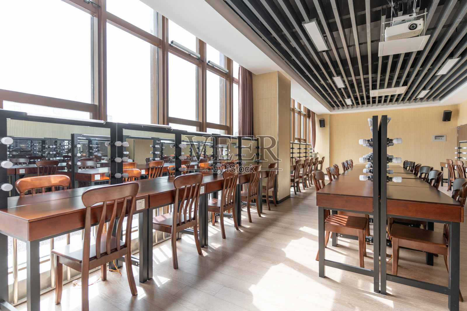 整洁的橱柜照片摄影图片