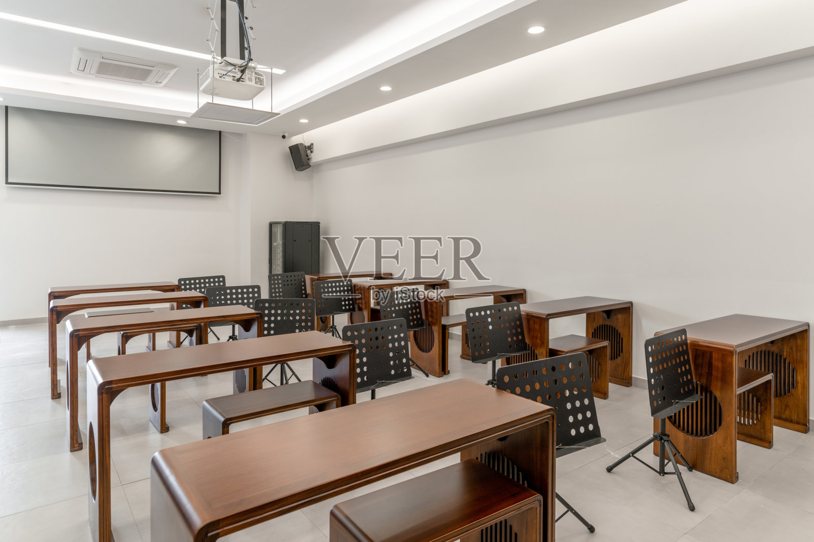 简陋而空旷的中国乐器培训教室照片摄影图片