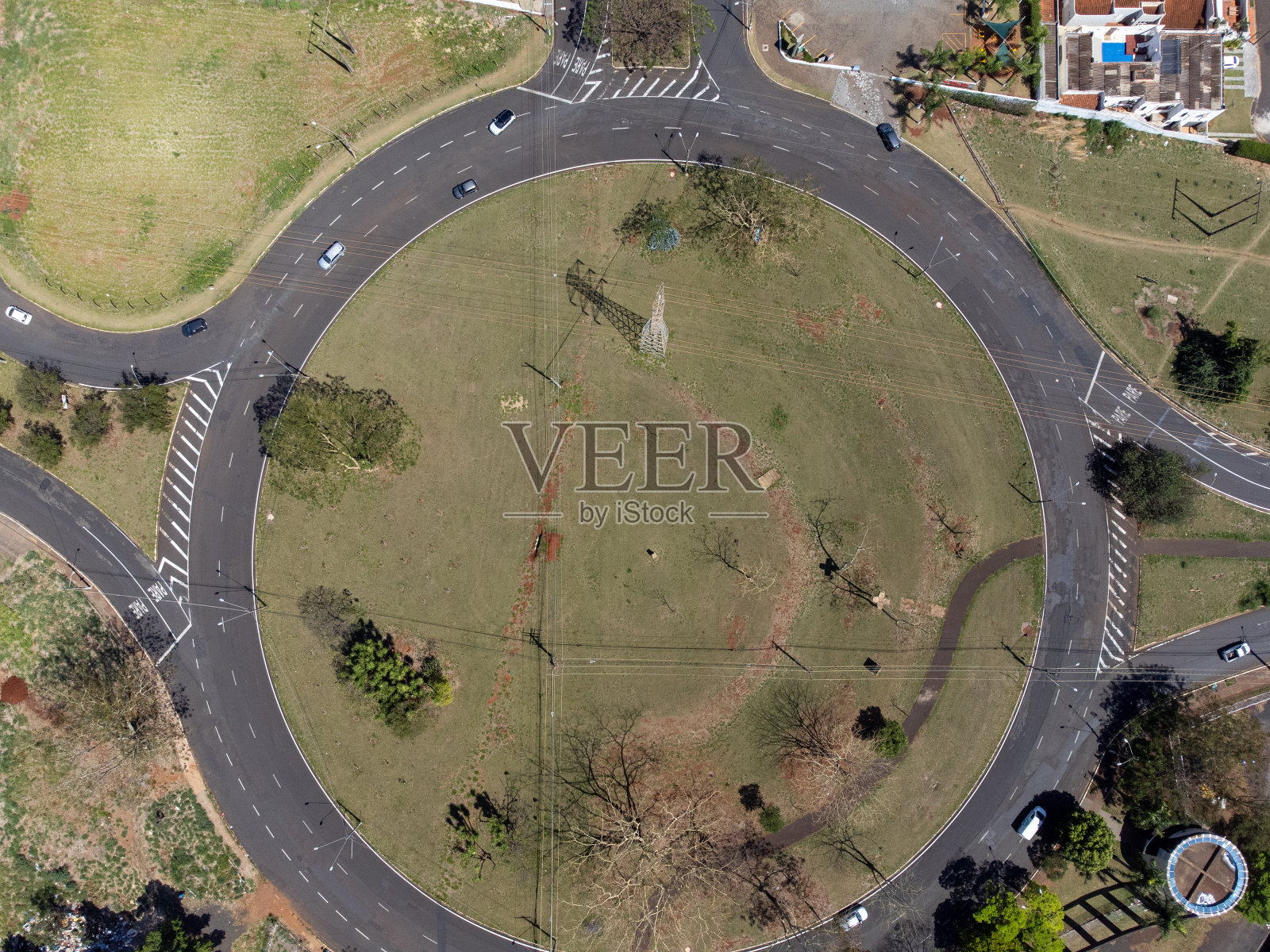 巴西利亚的大型高速公路,从上面看有环形路照片摄影图片