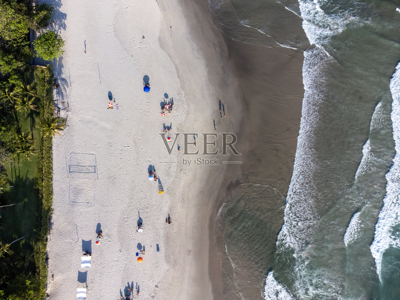 海滨小镇的海滩,地平线上有美丽的山照片摄影图片