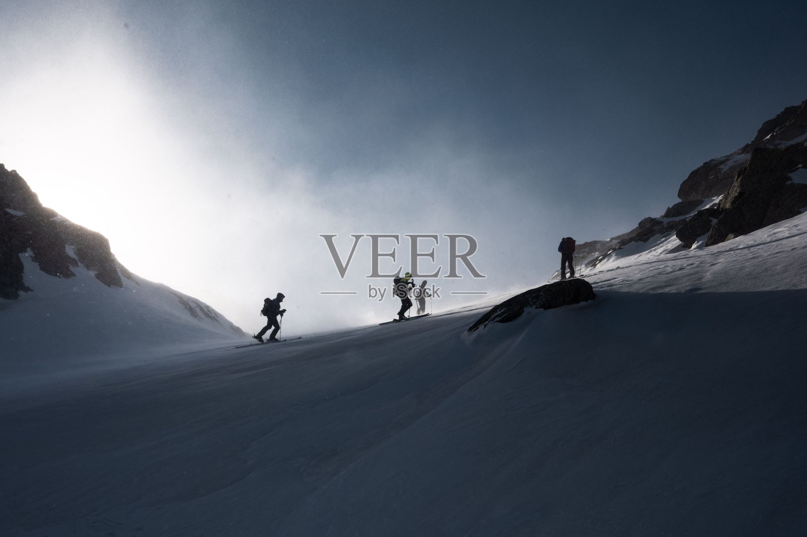 一群人在恩特蒙特的雪山上滑雪照片摄影图片