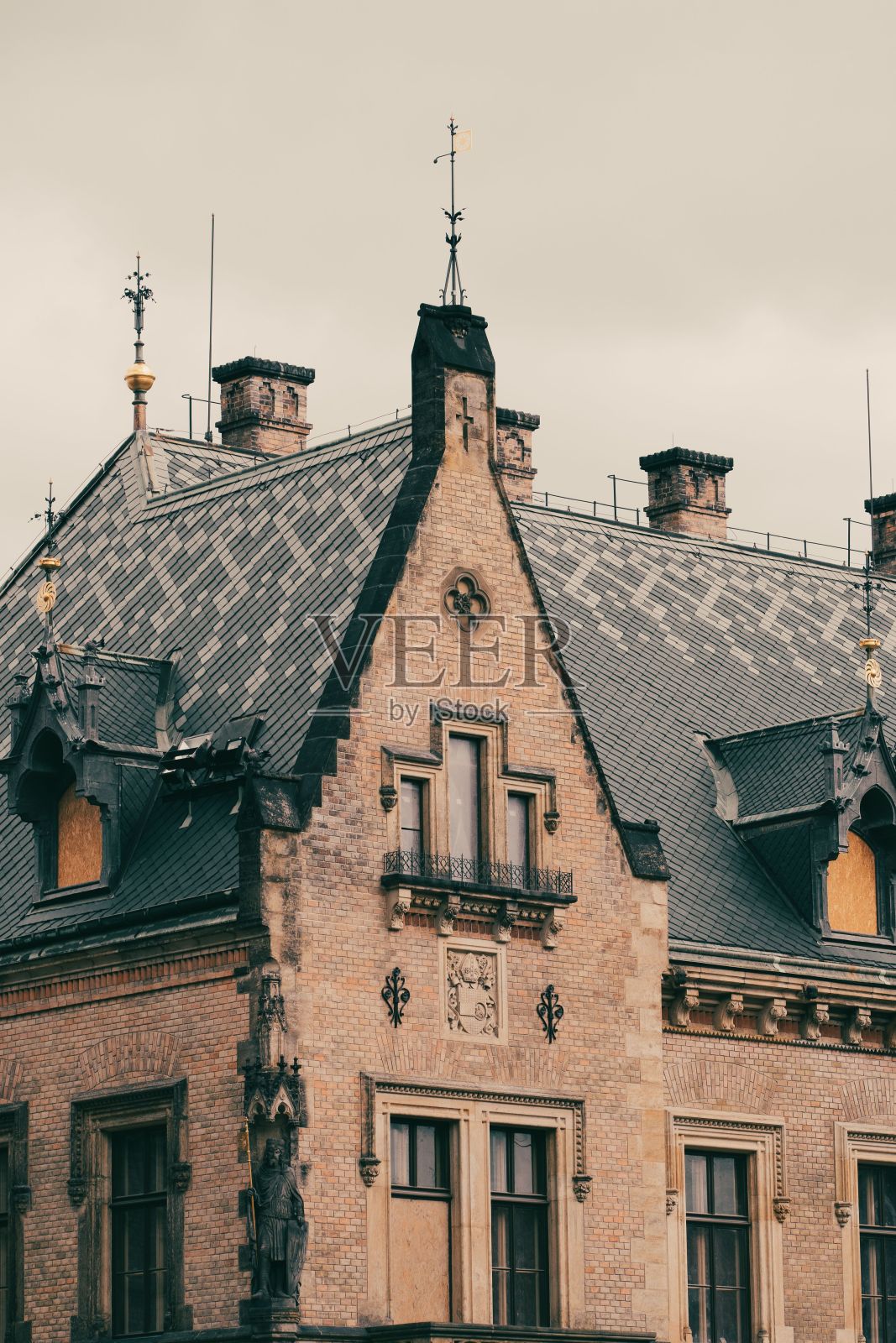 阴天老旧的教堂外观照片摄影图片