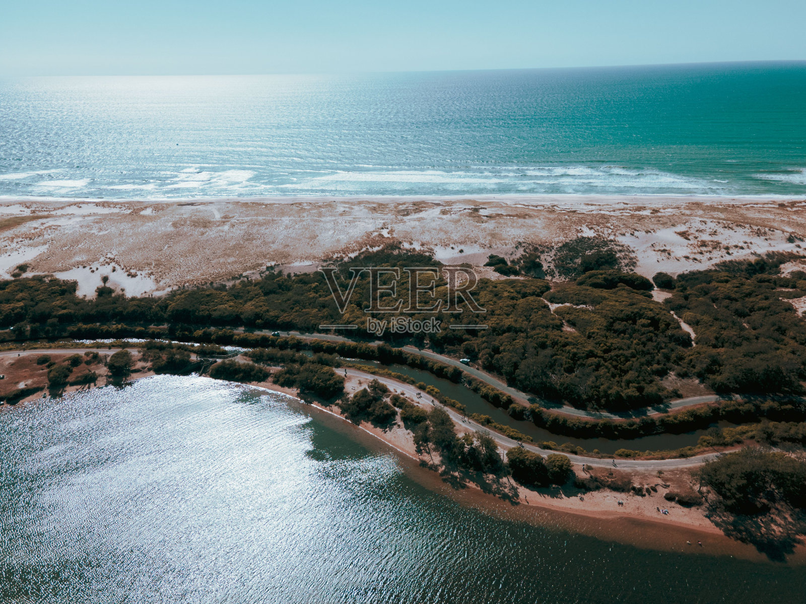 一个被水包围的岛屿的航拍照片摄影图片