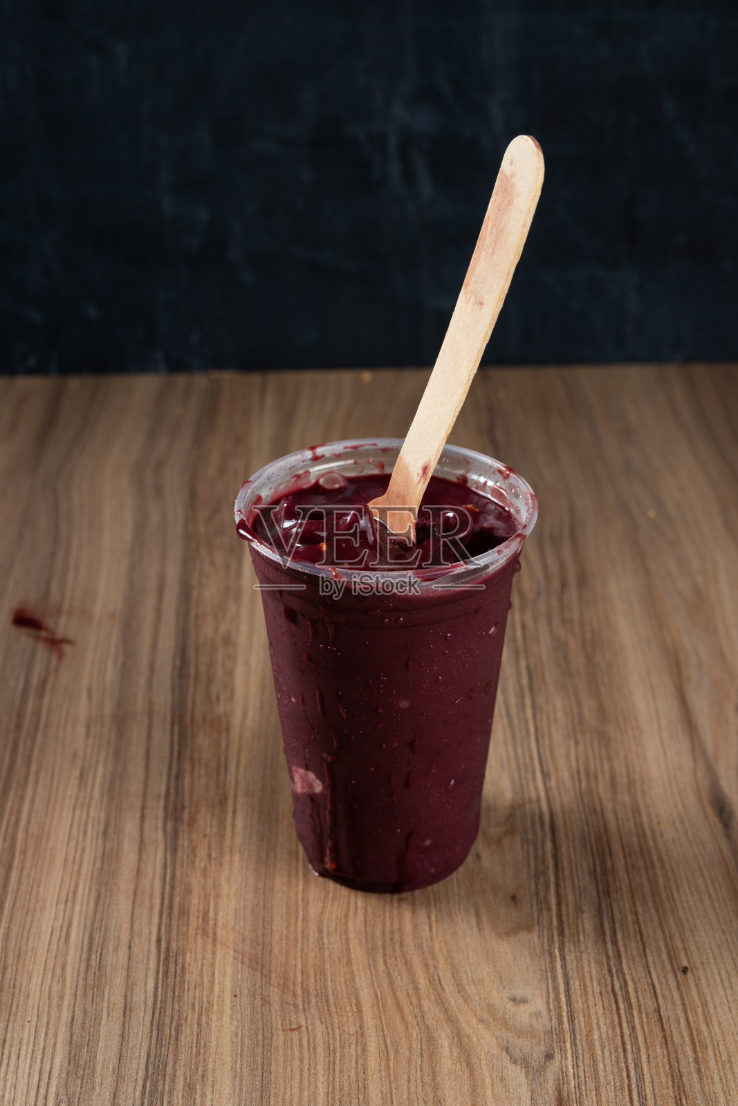 Wooden spoon on a Brazilian Açai Berry照片摄影图片
