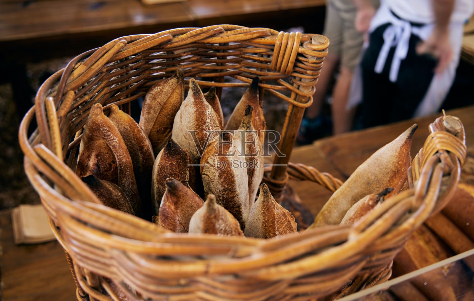 南非开普敦,篮子里的新鲜面包特写镜头照片摄影图片