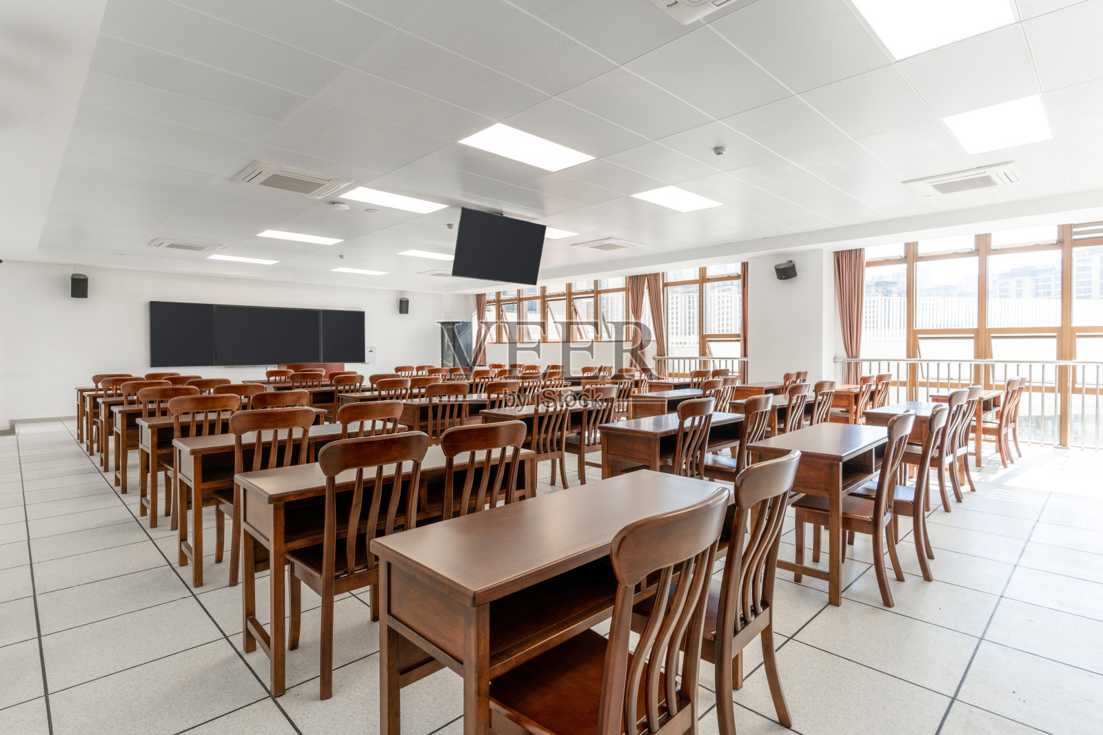 一个空而干净的教室照片摄影图片