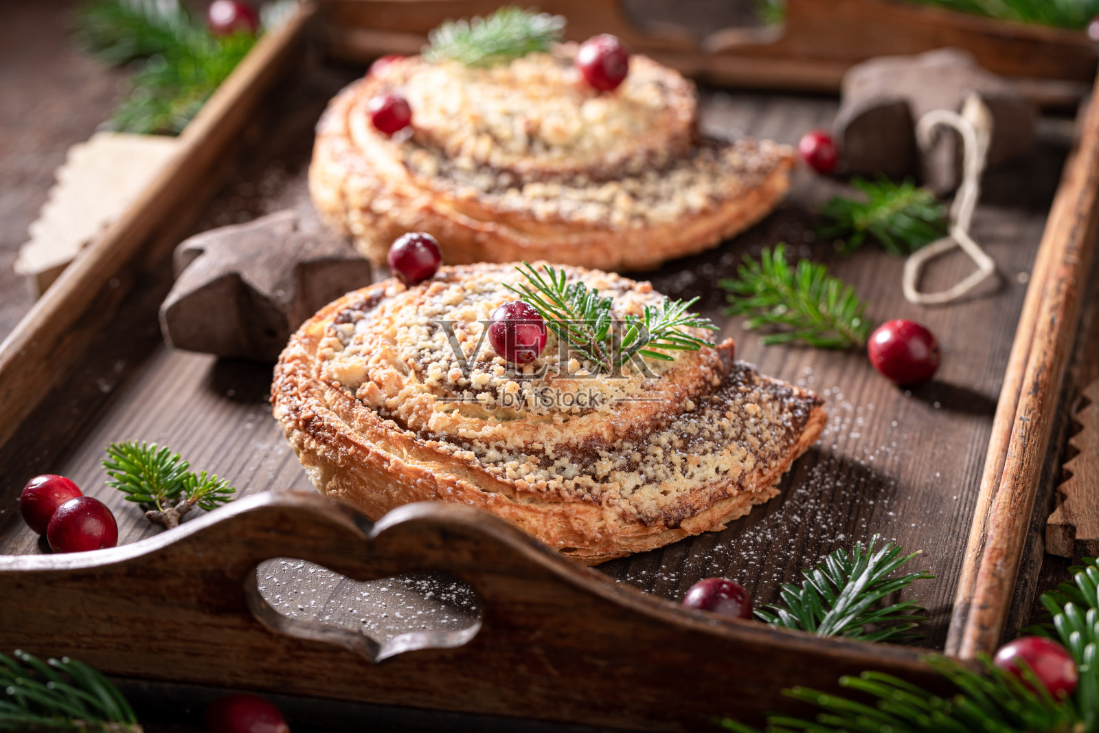 美味甜美的肉桂酵母作为圣诞零食。照片摄影图片