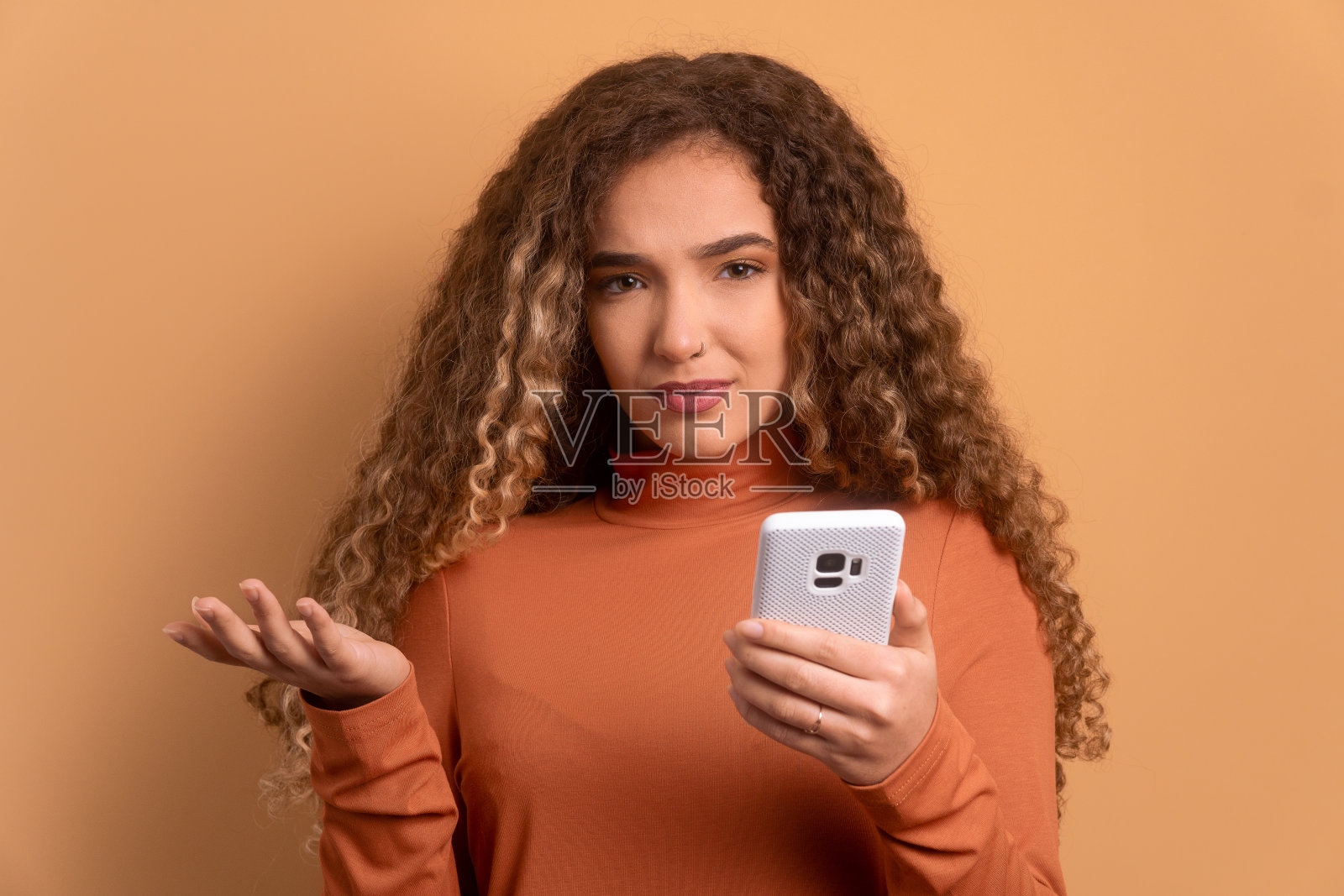 失望的女孩用手机应用程序照片摄影图片