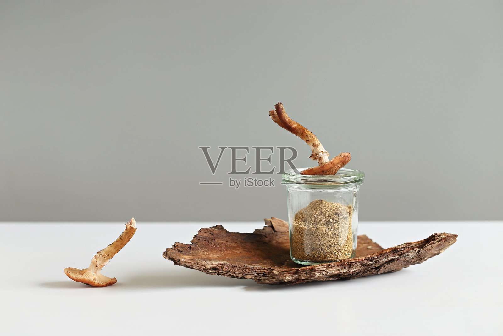 魔法迷幻蘑菇和魔法粉末照片摄影图片