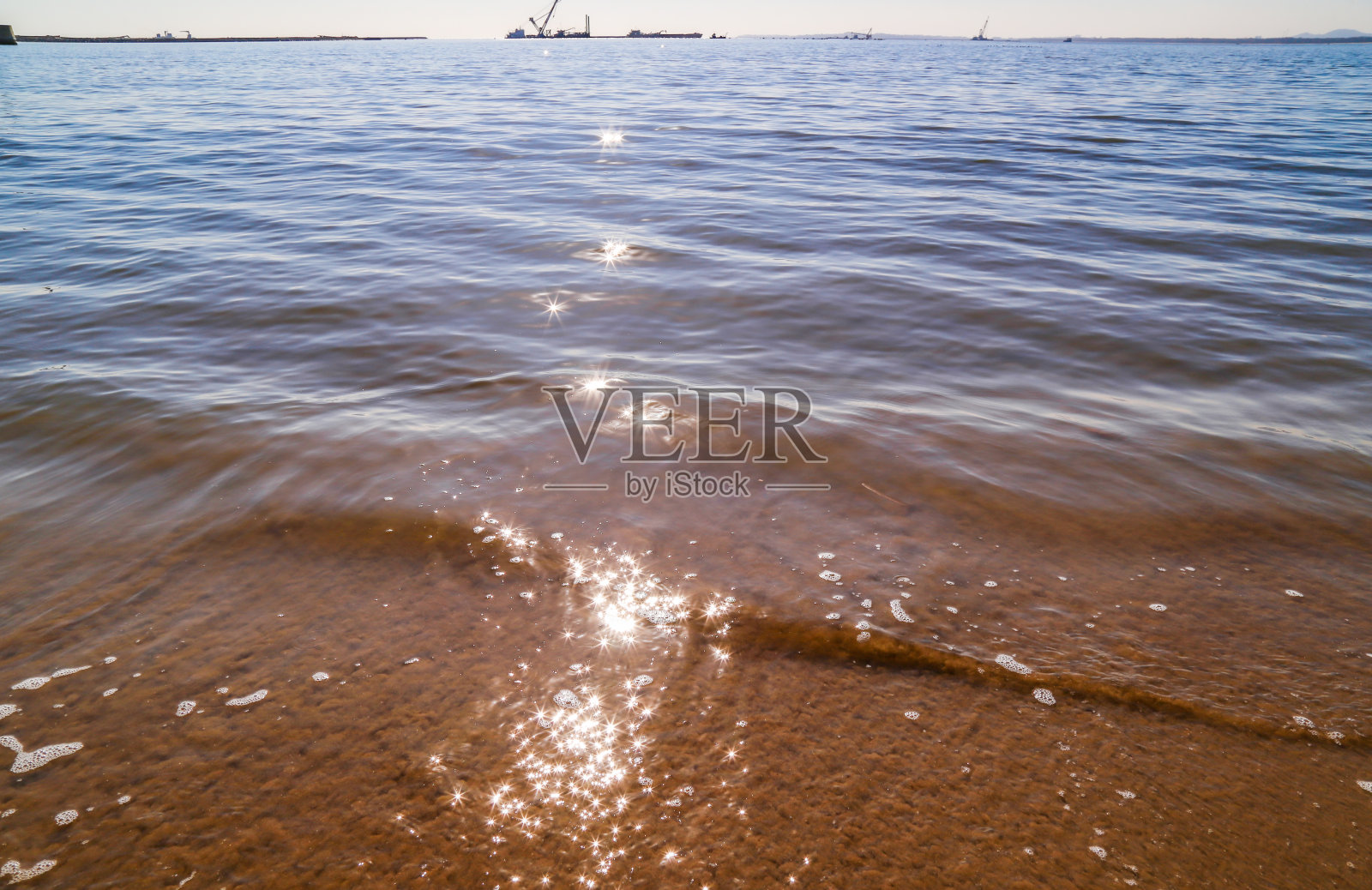 蓝天下的大海和沙滩照片摄影图片