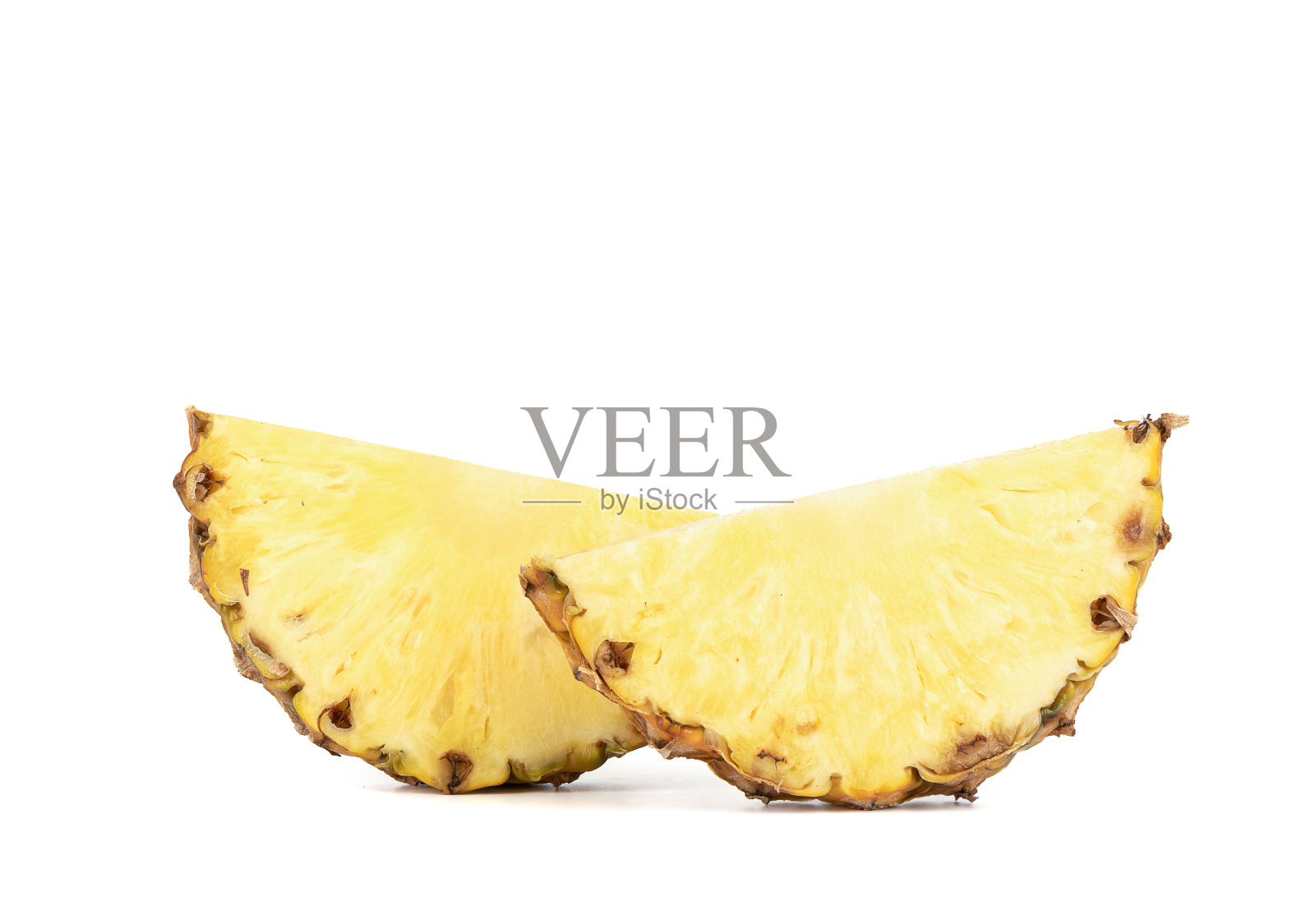 两片成熟的菠萝放在白色的背景上。照片摄影图片