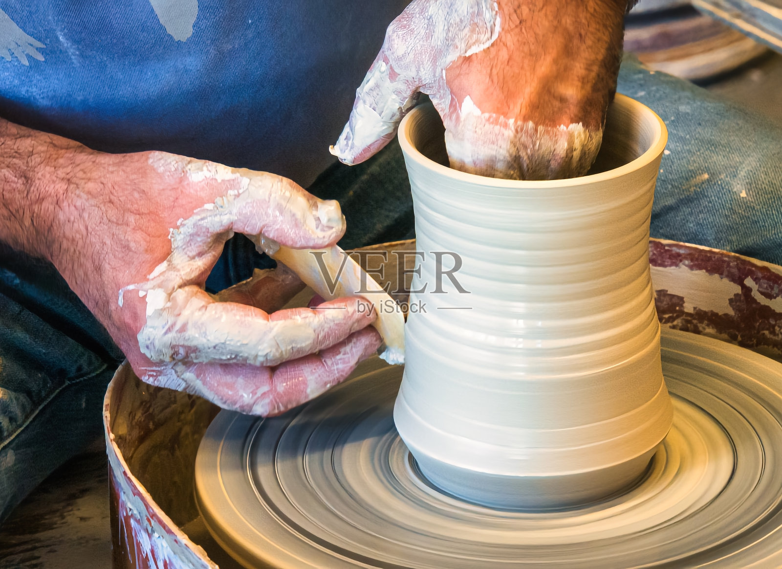 陶工灵巧的双手照片摄影图片