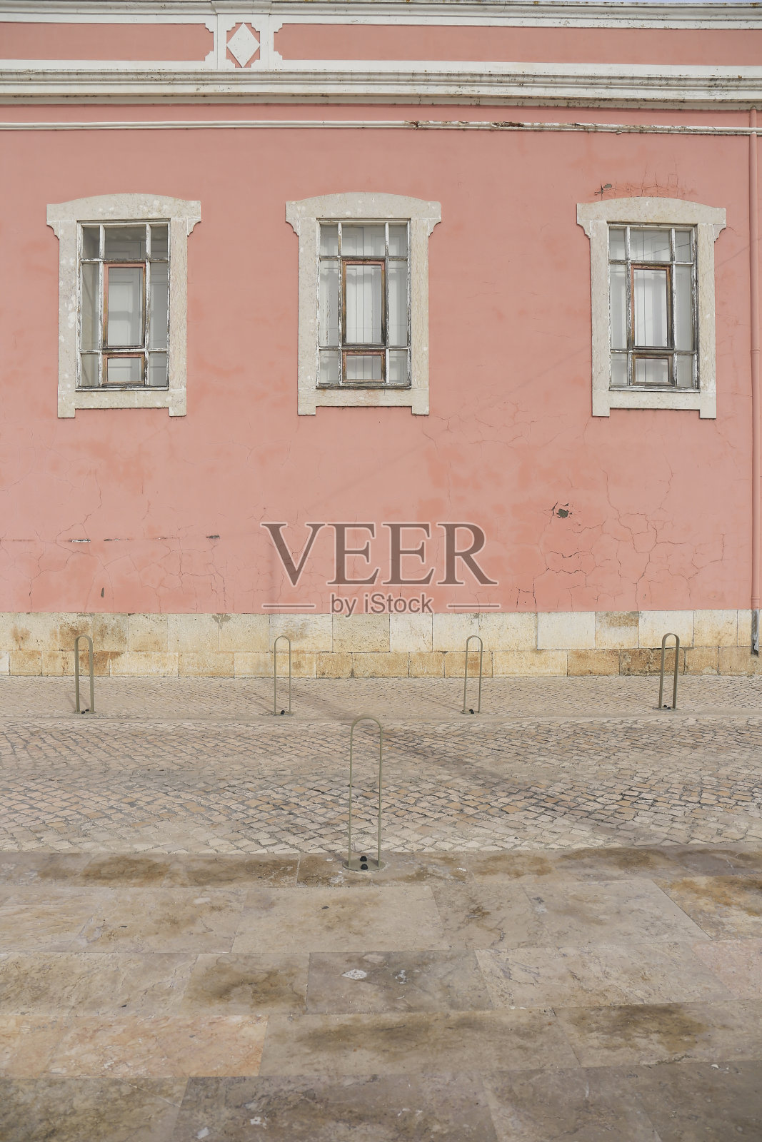 葡萄牙美丽的粉红色立面,白色窗户照片摄影图片