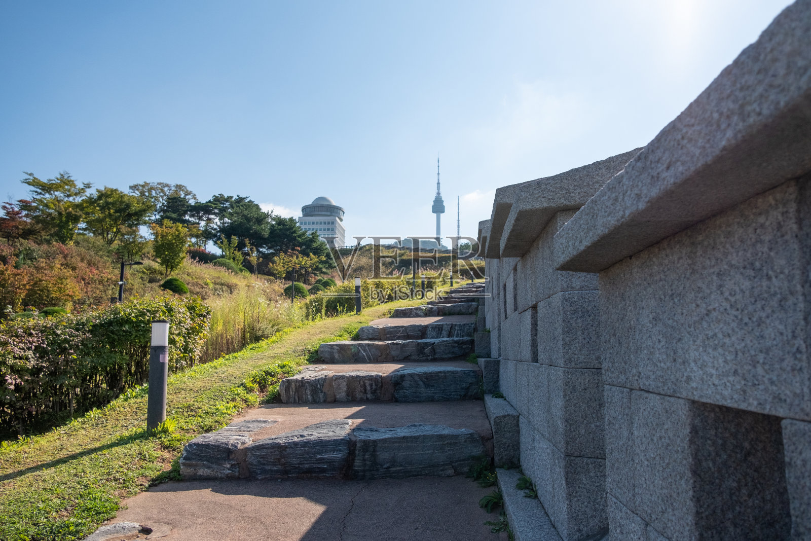 南山公园汉阳道城或首尔城墙旁的人行道,可以看到N首尔塔。韩国照片摄影图片