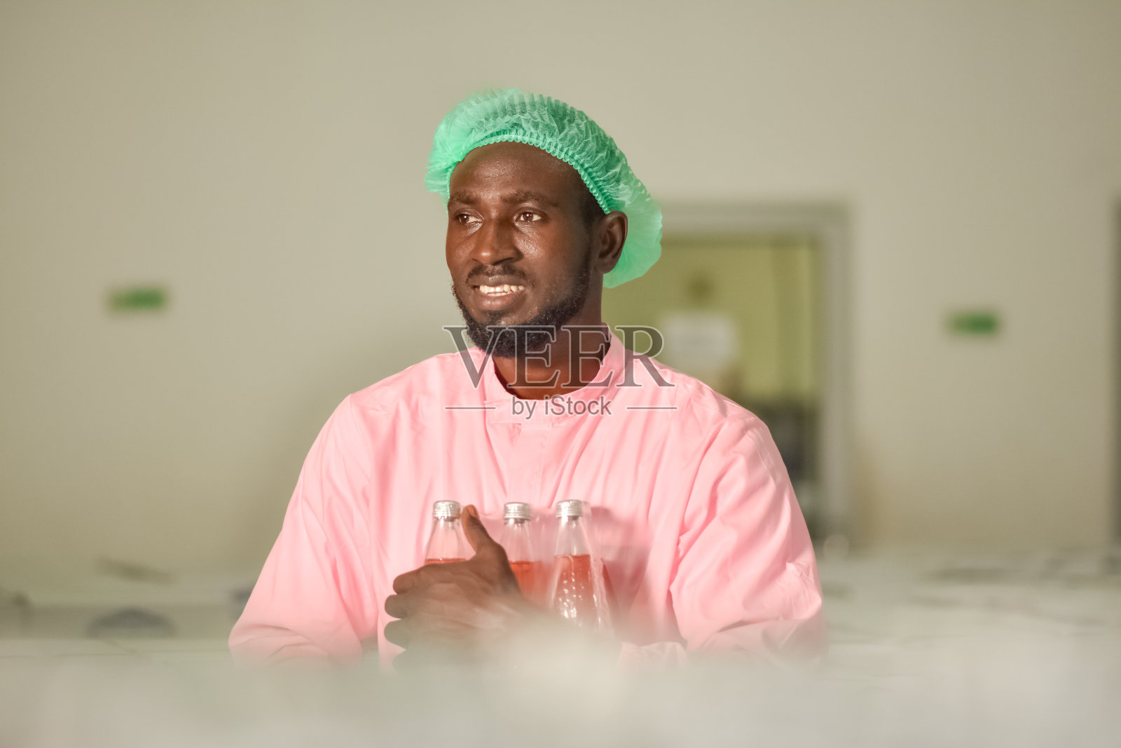 美国工人在工厂检查饮料厂,美国工人在食品厂工作照片摄影图片