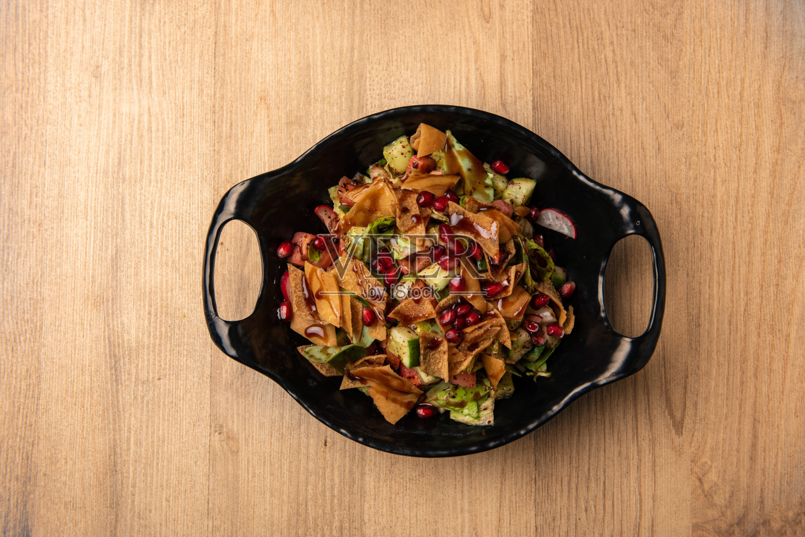 阿拉伯菜肴:石榴法图什沙拉照片摄影图片