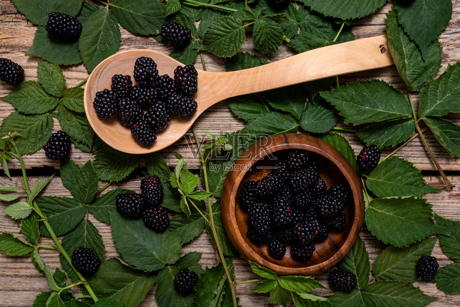 黑莓放在一张旧木桌上照片摄影图片