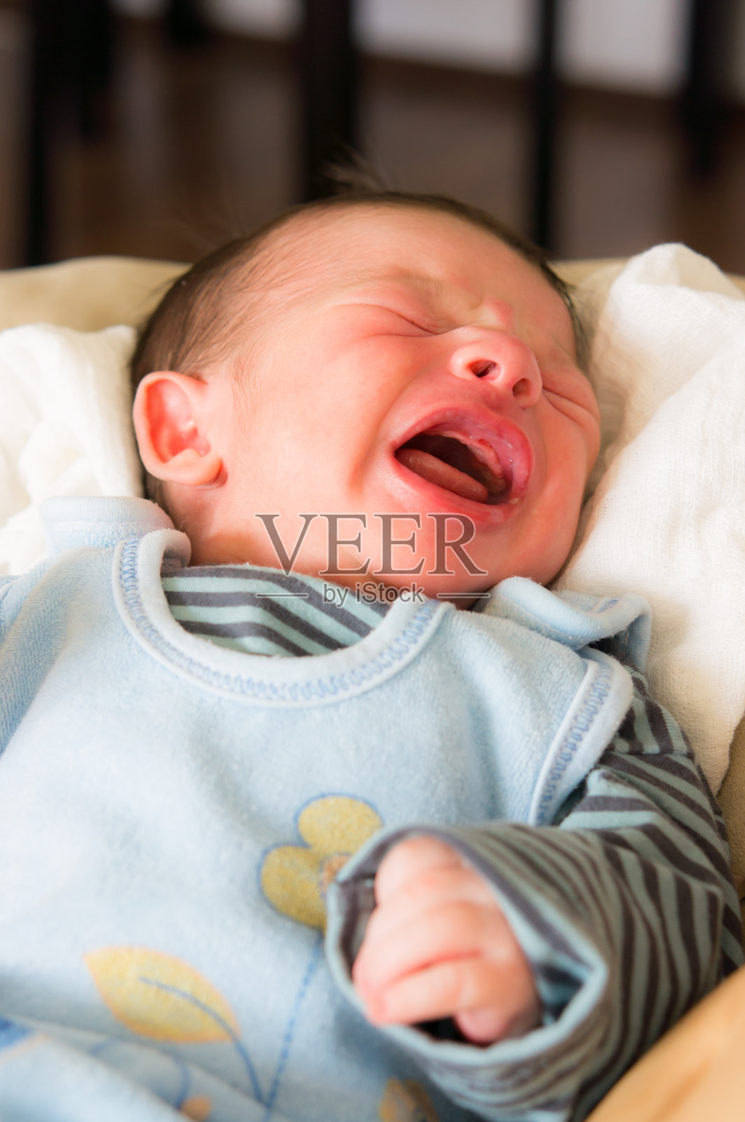 一个新生婴儿大声哭泣的垂直镜头照片摄影图片