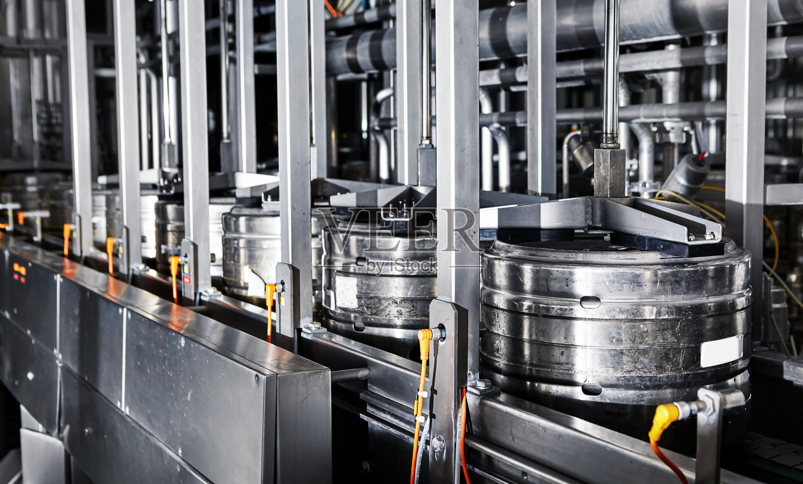 30升啤酒桶灌装工艺照片摄影图片