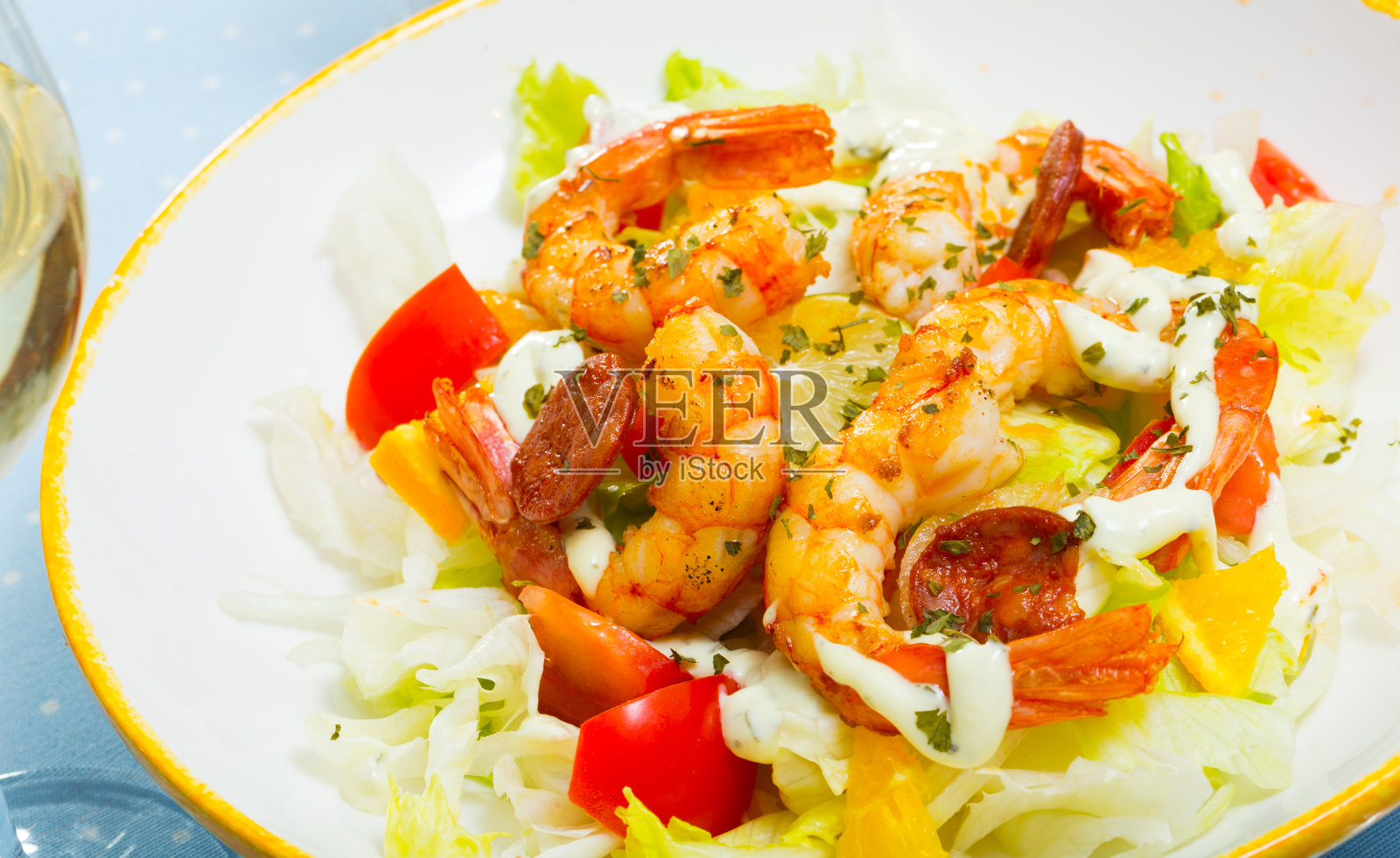 炸虾、香肠和蔬菜沙拉照片摄影图片