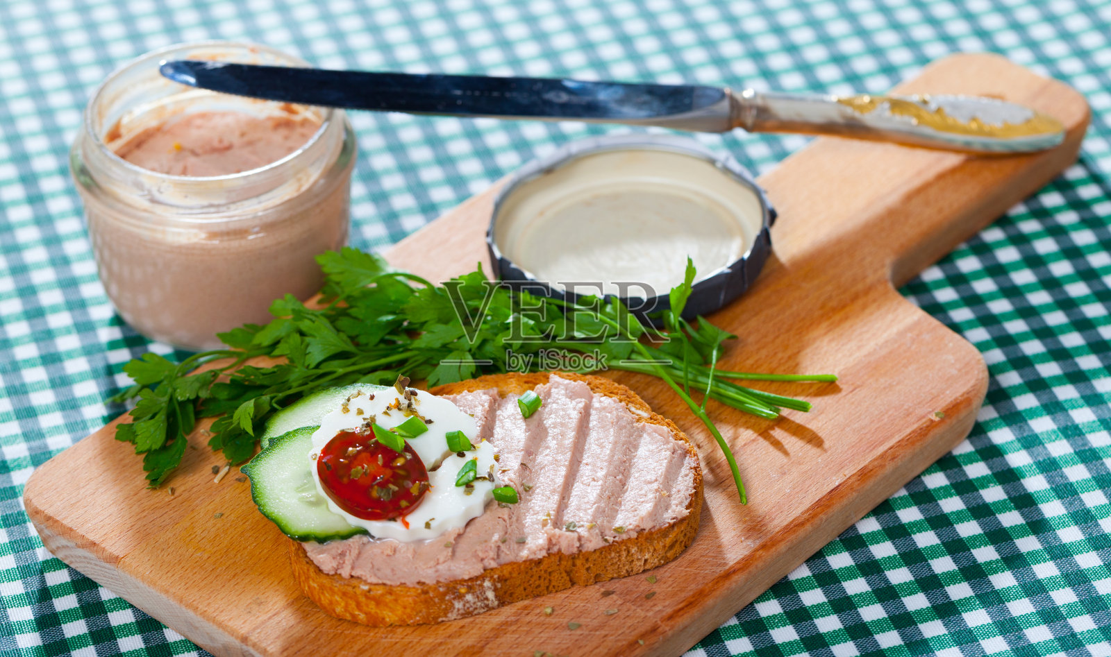 吐司配肉酱、奶酪和黄瓜照片摄影图片