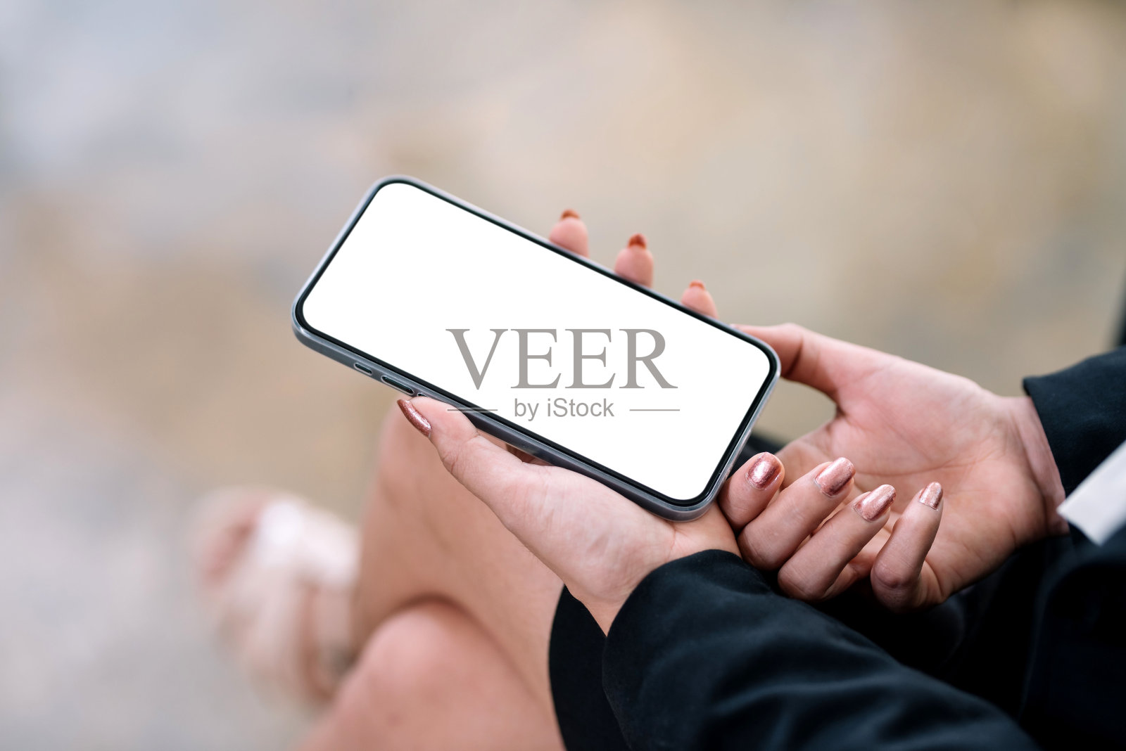 模拟。女子手持手机,显示空白的白色屏幕,用于发送短信或信息。照片摄影图片